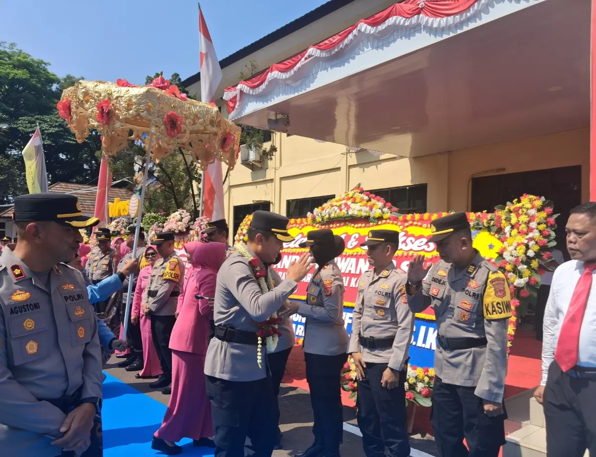 Kapolres Subang AKBP Andi Purwanto bersama Ketua Bhayangkari Cabang Subang, Ny. Echi Andi, menerima sambutan hangat dari para Kapolsek dan personel Polres Subang saat prosesi penyambutan di Mapolres Subang, Rabu 29 Juli 2026