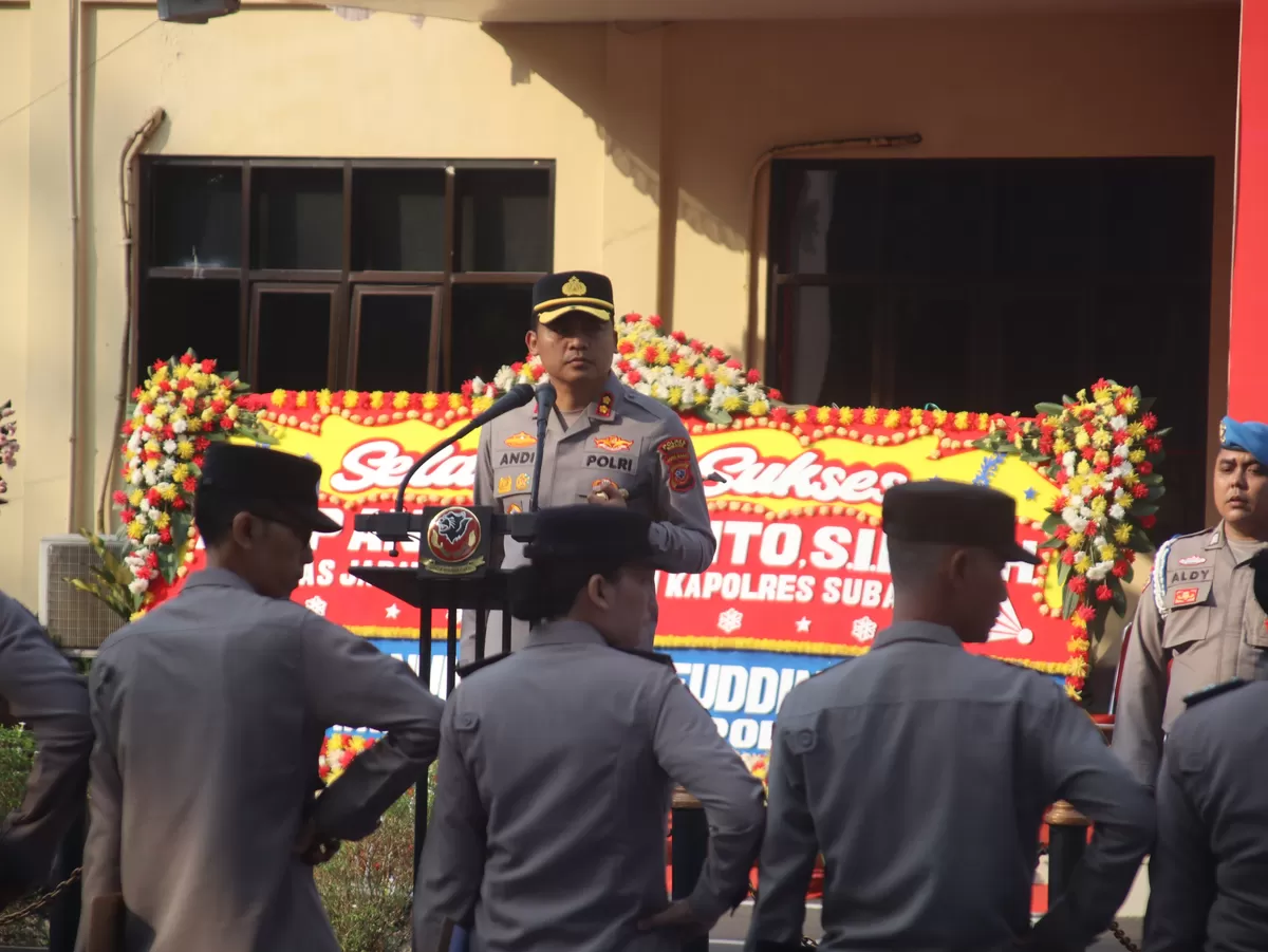 Kapolres Subang AKBP Andi Purwanto memberikan arahan saat Apel Jam Pimpinan di Lapangan Mako Polres Subang dengan menekankan disiplin dan profesionalisme anggota, Kamis 30 Juli 2026 (Dok. Istimewa)