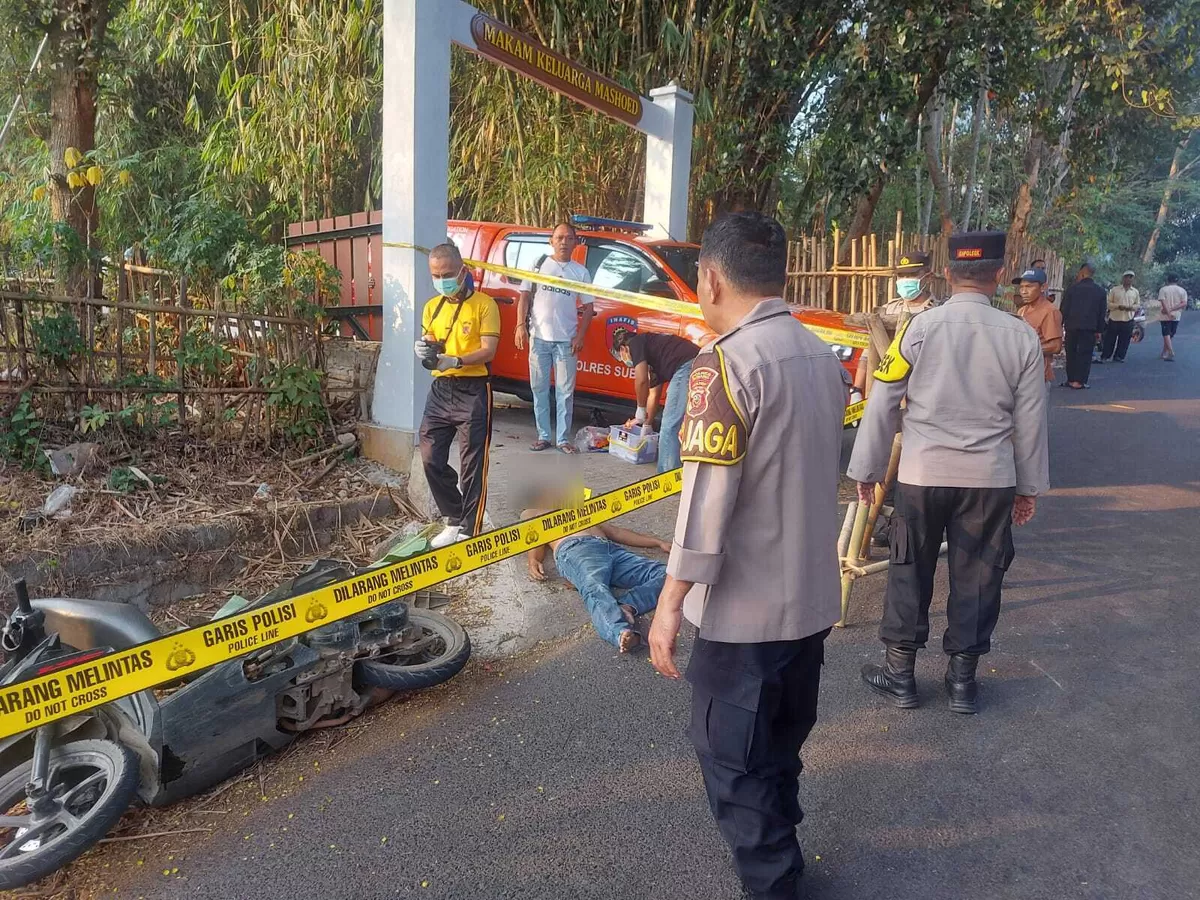 Petugas kepolisian melakukan olah tempat kejadian perkara (TKP) di lokasi penemuan pria berinisial S yang ditemukan meninggal dunia di pinggir Jalan Raya Sompi, kawasan TPS Ranggawulung, Subang pada Jumat, 31 Juli 2026 
