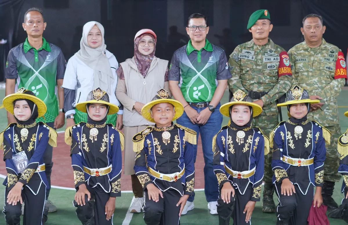 Wakil Bupati Subang Agus Masykur Rosyadi (ketiga dari kanan) menegaskan pentingnya pembinaan disiplin dan karakter pelajar saat membuka Kejurcab Lomba Olahraga Baris-Berbaris (LOBB) Kabupaten Subang 2026 di SMPN 1 Subang, Sabtu 1 Agustus 2026 (Dok. Istimewa)