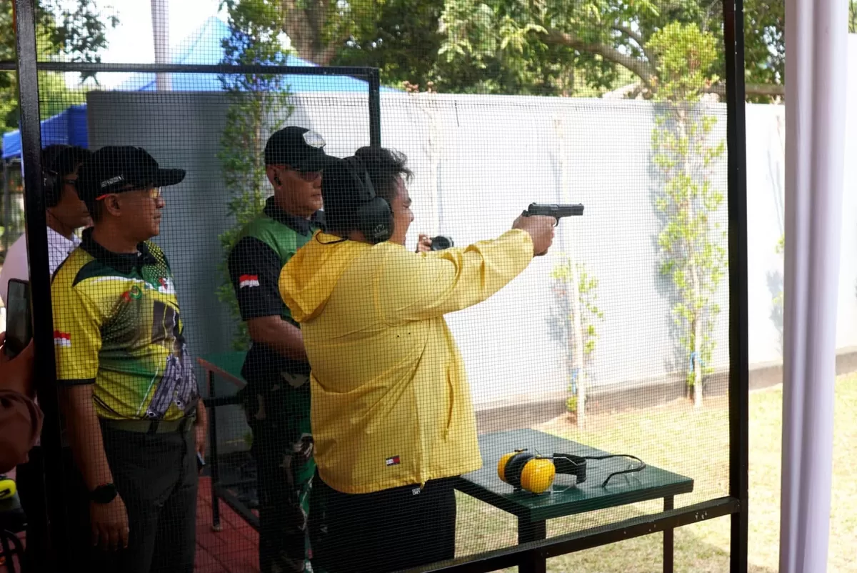 Bupati Subang, Reynaldy Putra Andita Budi Raemi, saat mencoba menembak pistol dalam pembukaan Turnamen Tembak Bupati Cup 2026 di Lapangan Tembak Forkopimda Kodim 0605 Subang, Minggu 2 Agustus 2026 (Dok. Istimewa)