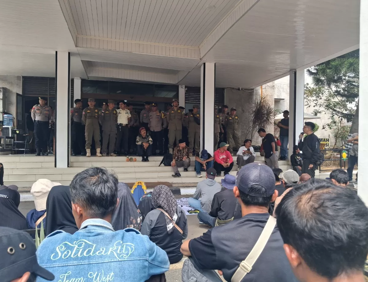 Inisiator aksi Gunem Subang, Asep Anum, menyampaikan aspirasi petani saat aksi di DPRD Subang yang diterima oleh Anggota Komisi IV, Ir. Beni Rudiono, terkait tuntutan legalitas penggarapan lahan eks HGU, Senin 3 Agustus 2026