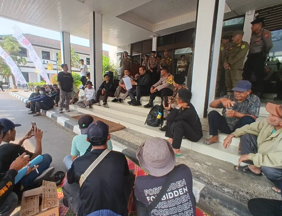 Ketua DPRD Subang, Victor Wirabuana Abdurachman, membacakan surat resmi dari pihak PTPN yang menyatakan penolakan terhadap permohonan petani untuk menggarap lahan eks HGU, saat aksi di Gedung DPRD Subang, Senin 3 Agustus 2026