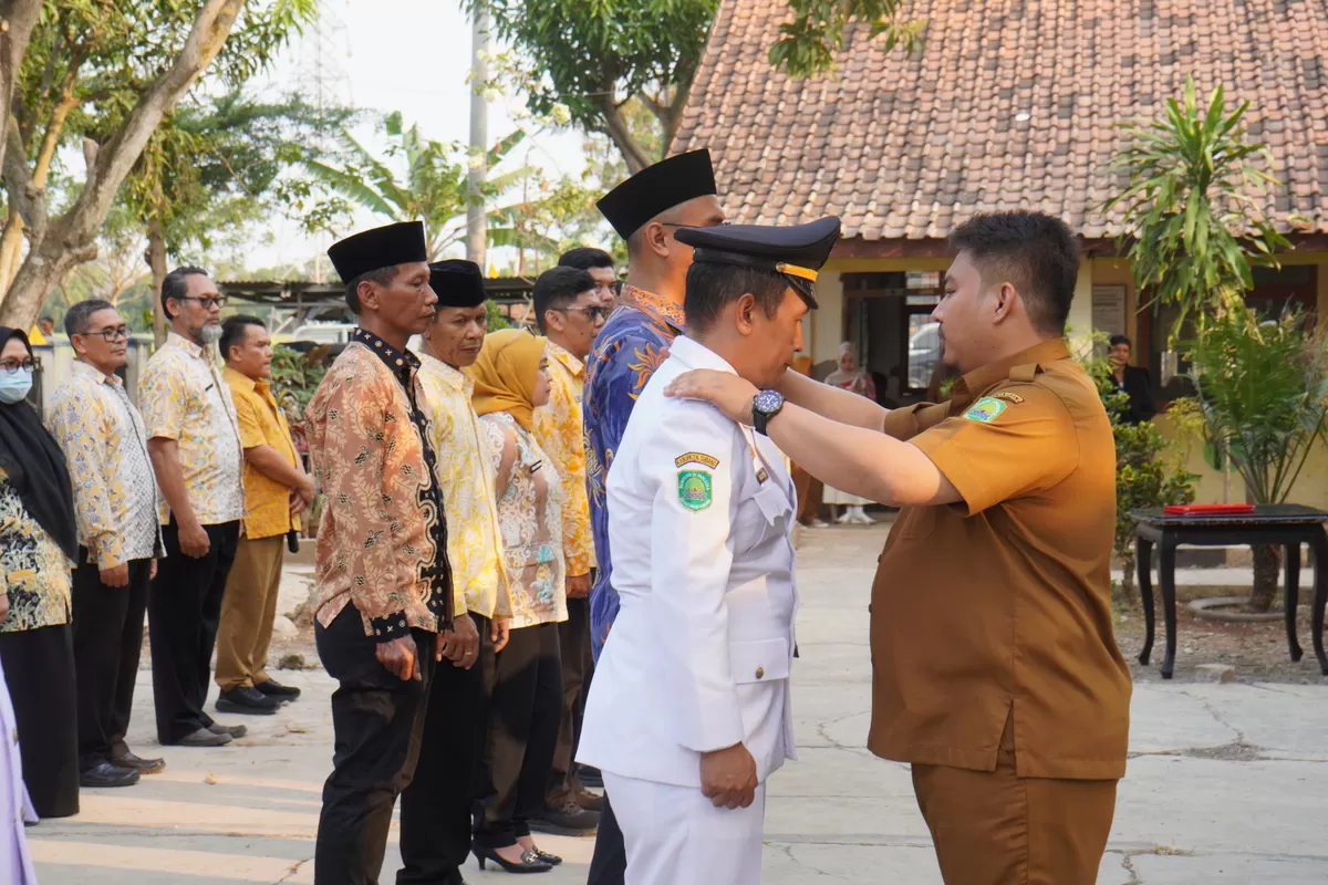 Bupati Subang, Reynaldy Putra Andita Budi Raemi, saat melantik dan mengambil sumpah jabatan pejabat di lingkungan Pemkab Subang dengan menyematkan tanda jabatan kepada salah satu pejabat, Senin 3 Agustus 2026 (Dok. Istimewa)