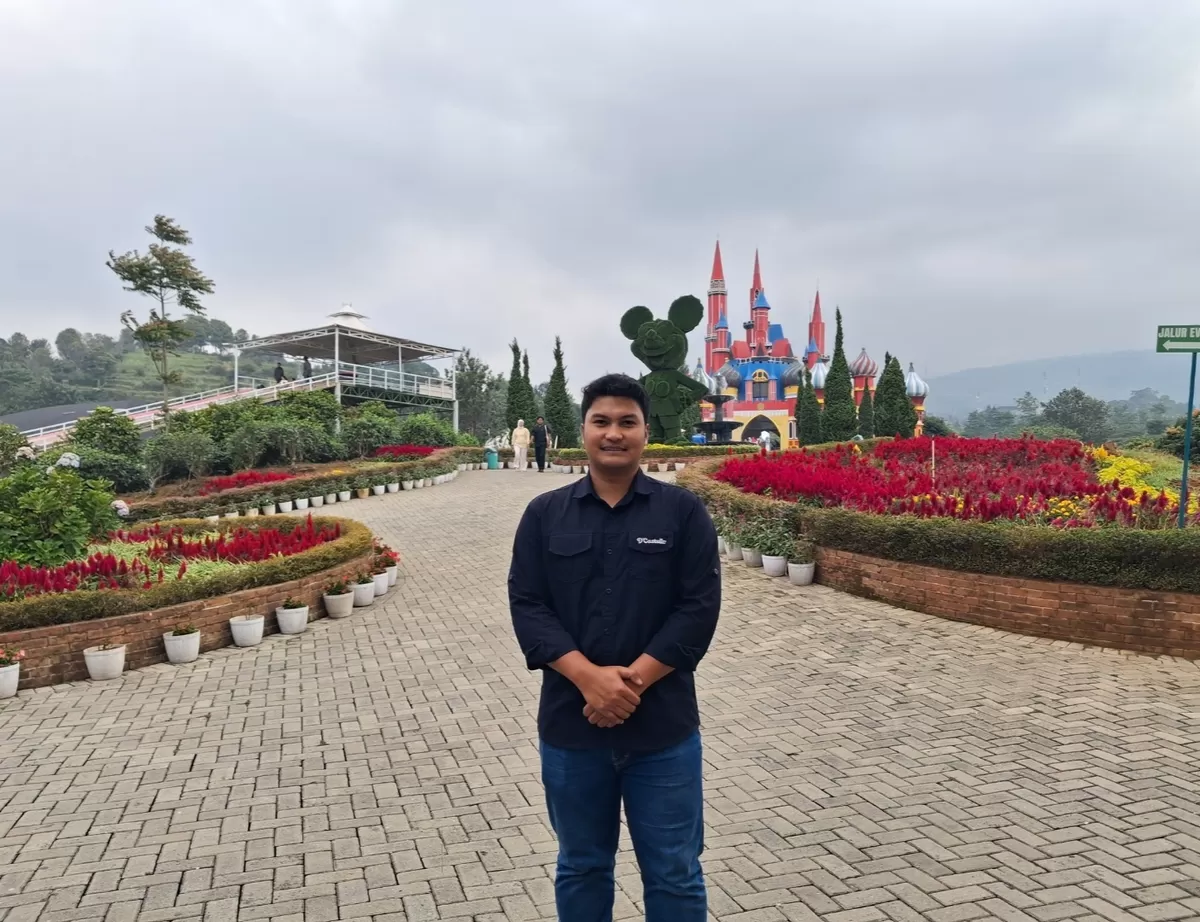 Dede Ivan Sopian, Kepala Marketing Flora Wisata DCastello, di kawasan wisata D&rsquo;Castello, Ciater, Subang, yang menghadirkan promo spesial Agustus dalam rangka HUT ke-81 RI