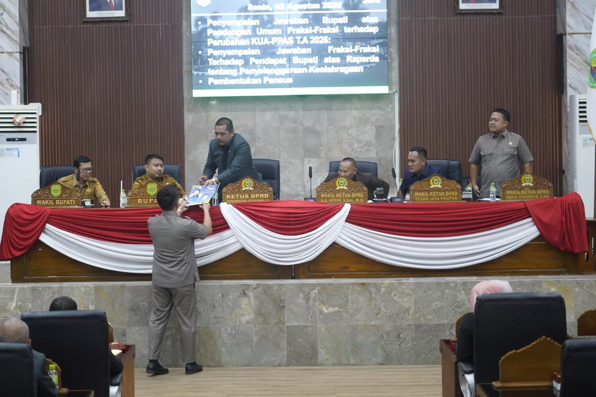 Rapat Paripurna DPRD Kabupaten Subang membahas perubahan KUA-PPAS 2026 dan Raperda Keolahragaan, dihadiri Bupati Subang Reynaldy Putra Andita Budi Raemi (kedua dari kiri), Senin 03 Agustus 2026 (Dok. Istimewa)