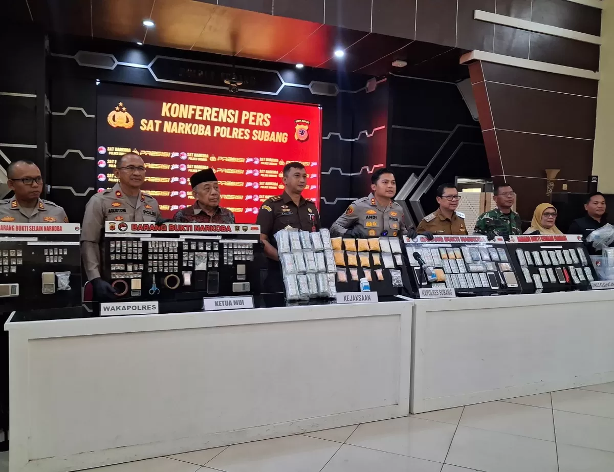 Kapolres Subang AKBP Andi Purwanto bersama jajaran Forkopimda menunjukkan barang bukti hasil pengungkapan kasus narkoba saat konferensi pers di Polres Subang, Selasa 4 Agustus 2026