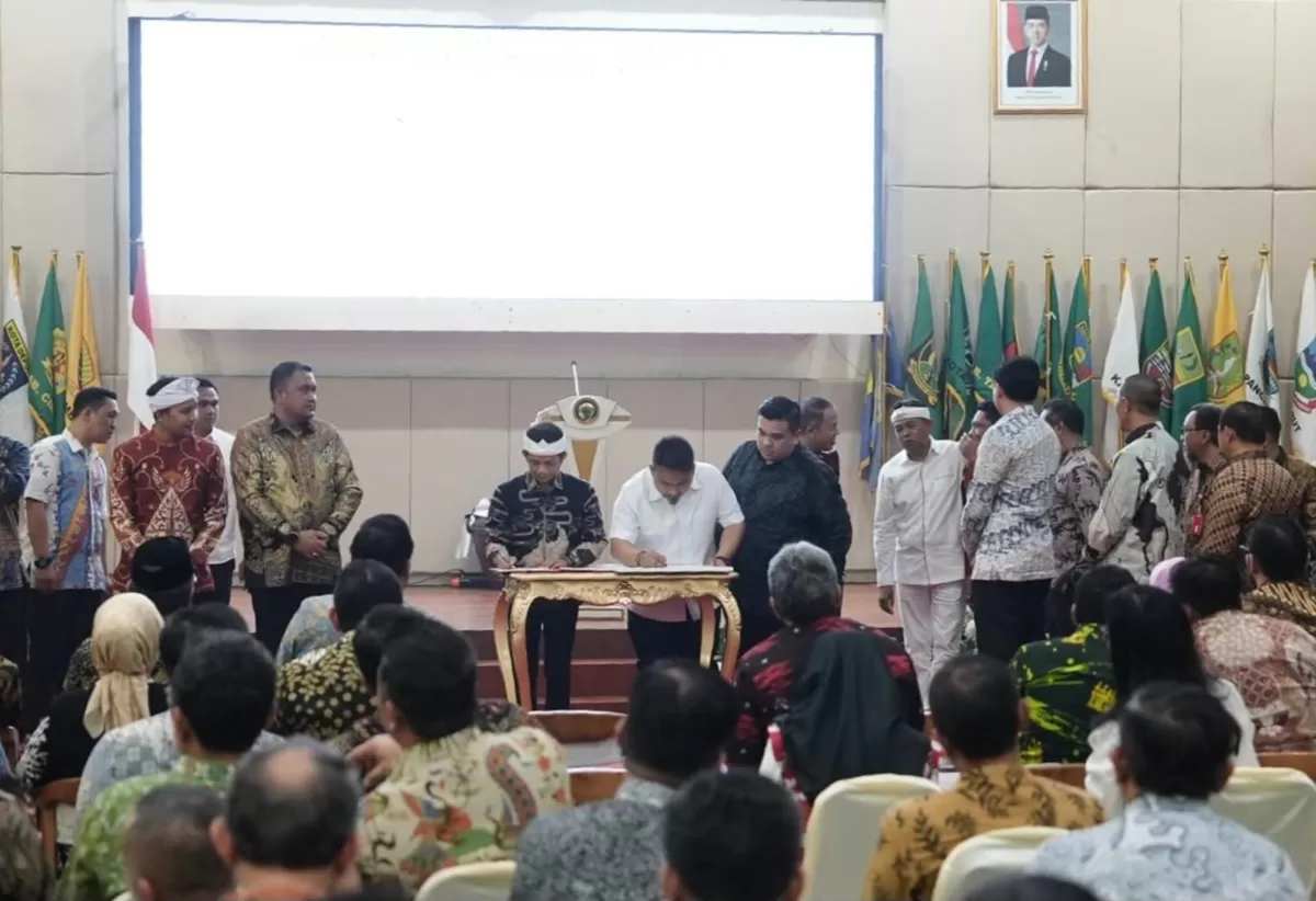 Bupati Subang Reynaldy Putra Andita Budi Raemi (tengah, baju putih) menandatangani komitmen bersama pencegahan korupsi pertanahan dalam Rakor MCSP di BPSDM Provinsi Jawa Barat, Kota Cimahi, Selasa 4 Agustus 2026 (Dok. Istimewa)