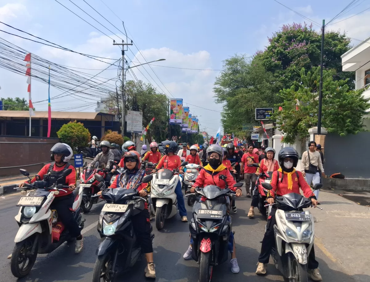 Ratusan buruh Subang melakukan long march menggunakan sepeda motor dari Kantor Disnakertrans menuju Gedung DPRD Subang, dengan mobil komando mengiringi di belakang untuk menyuarakan tuntutan terkait RUU Ketenagakerjaan hingga kebijakan upah, Kamis 6 Agustus 2026