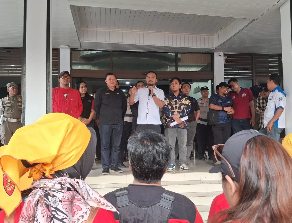 Ketua Komisi 4 DPRD Subang, Zainal Mufid (baju putih) beserta Kepala Disnakertrans Subang, Aef Saepudin (baju hitam) selaku perwakilan pemerintah daerah menyampaikan tanggapan atas tuntutan buruh di hadapan massa aksi di Gedung DPRD Subang, Kamis 6 Agustus 2026
