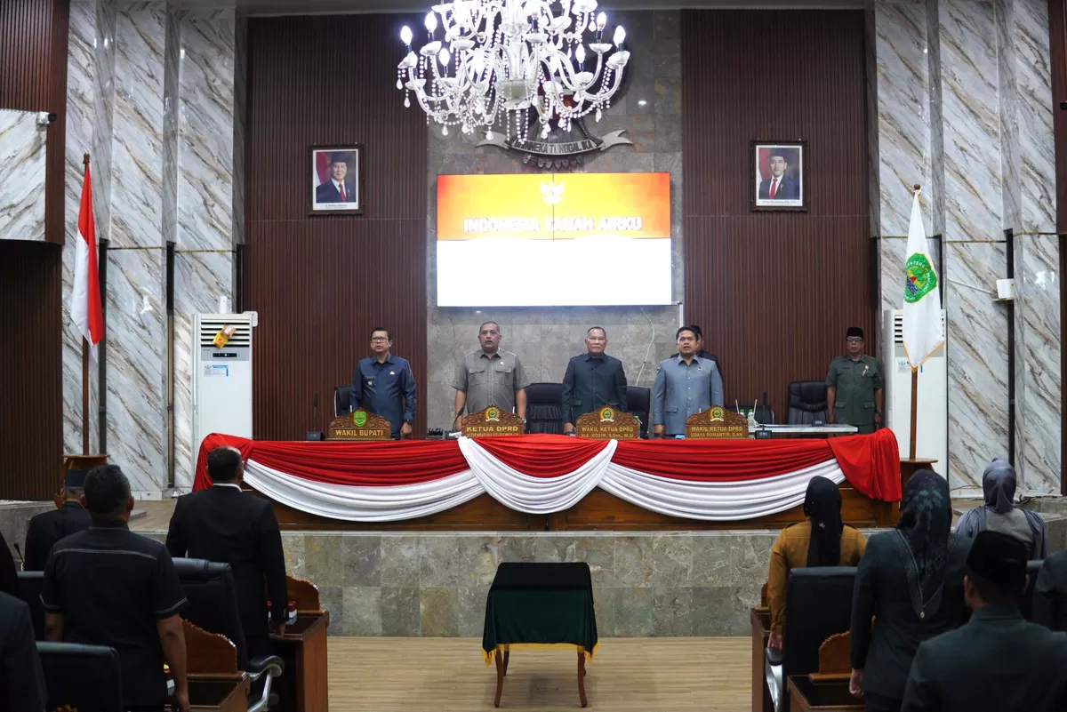 Ketua DPRD Subang, Victor Wirabuana Abdurachman (kedua dari kiri) bersama Wakil Bupati Subang, Agus Masykur Rosyadi (pertama dari kiri) saat menghadiri Rapat Paripurna DPRD Kabupaten Subang terkait persetujuan perubahan KUA-PPAS Tahun Anggaran 2026, Jumat 7 Agustus 2026 (Dok. Istimewa)
