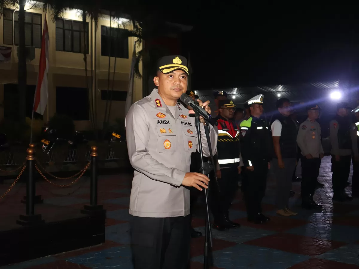 Kapolres Subang AKBP Andi Purwanto memberikan arahan kepada personel saat memimpin apel KRYD malam Minggu di Mapolres Subang, Sabtu 8 Agustus 2026 malam (Dok. Istimewa)