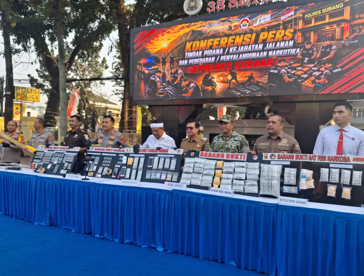 Kapolres Subang AKBP Andi Purwanto bersama Gubernur Jabar Dedi Mulyadi, Wakil Bupati Subang Agus Masykur Rosyadi, dan Dandim 0605 Letkol Czl Asep Saepudin menunjukkan barang bukti saat konferensi pers kasus pembegalan dan narkotika di Mapolres Subang, Senin 10 Agustus 2026