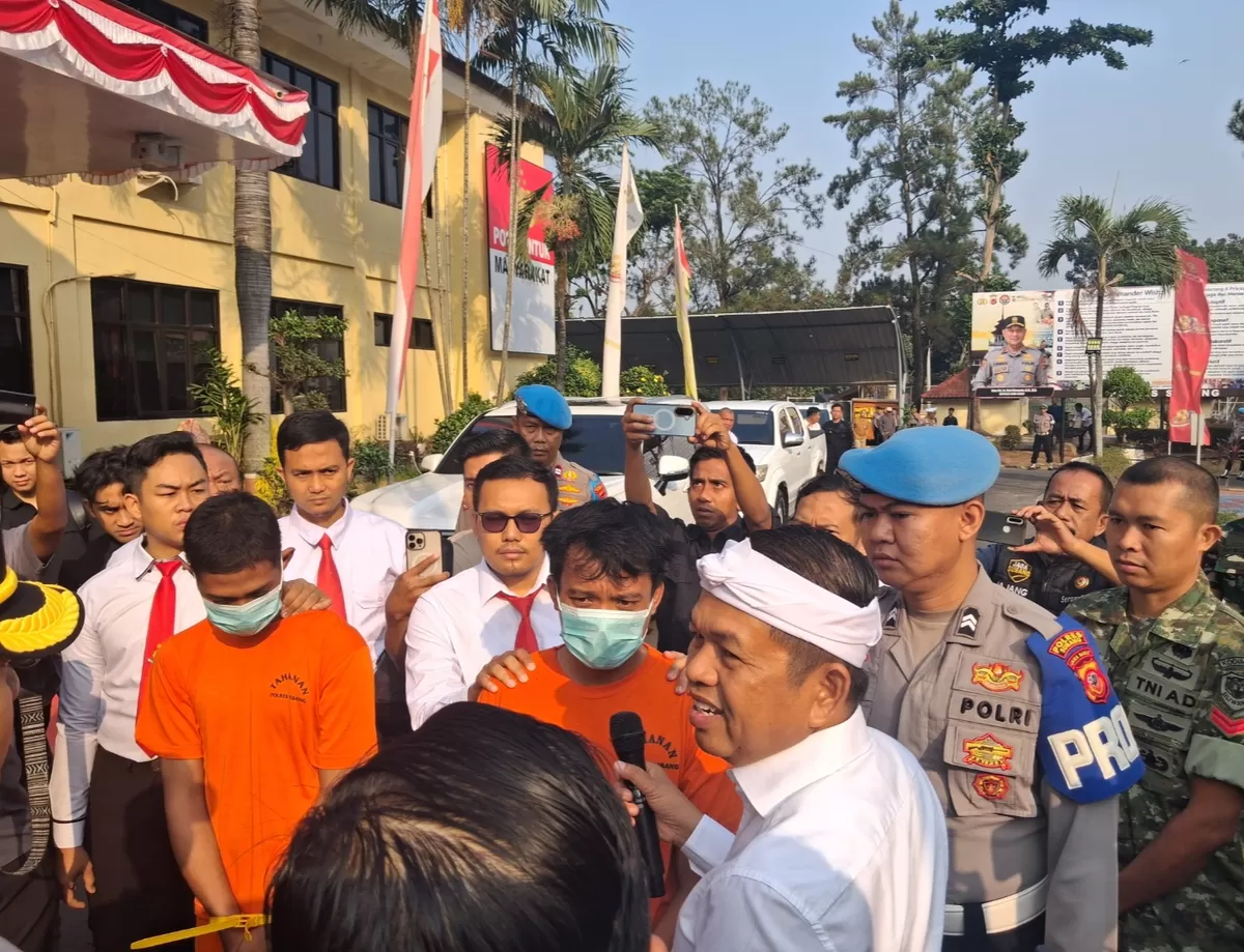 Dua pelaku begal FS (23 tahun) dan LHZ (23 tahun) memberikan pengakuan di hadapan Gubernur Jawa Barat Dedi Mulyadi (KDM) saat konferensi pers di Subang, disaksikan aparat dan awak media pada Senin 10 Agustus 2026