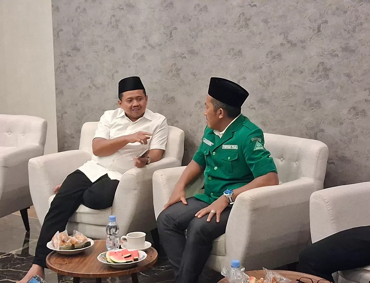 Bupati Sumedang sekaligus Ketua Dewan Penasehat PW GP Ansor Jawa Barat, Dony Ahmad Munir (kiri), berbincang dengan Ketua Umum PP GP Ansor, Addin Jauharuddin, dalam rangkaian kaderisasi GP Ansor Jabar di Cigarukgak, Subang. Selasa, 11 Agustus 2026