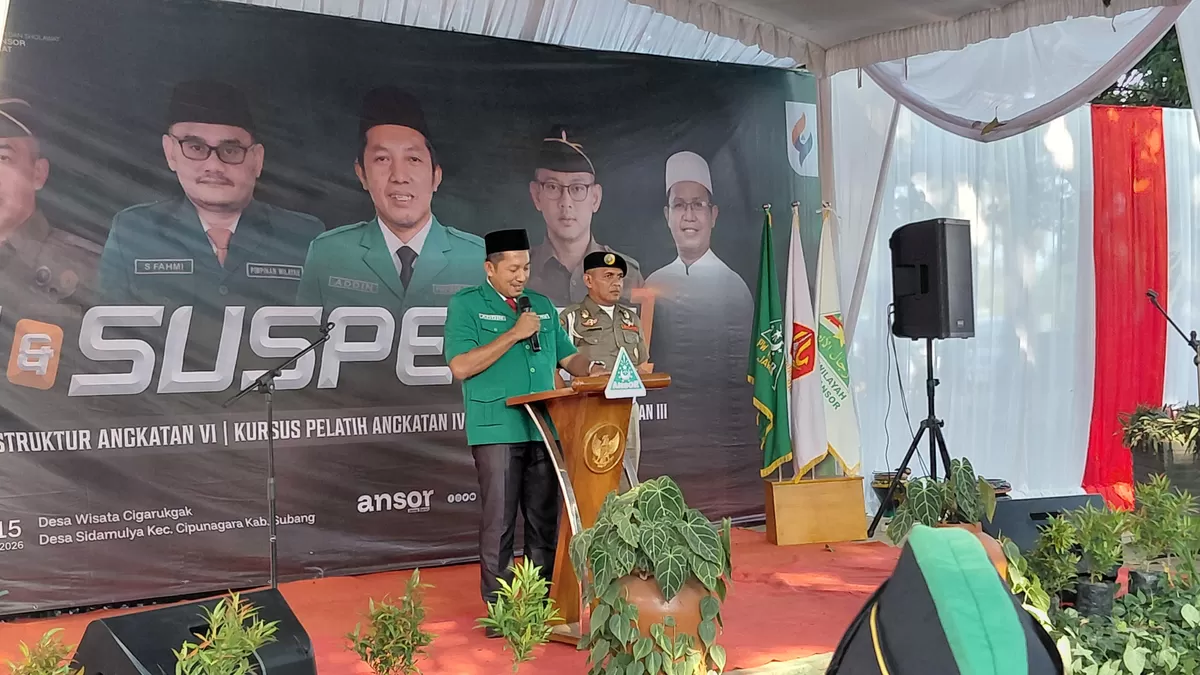 Ketua Umum Pimpinan Pusat GP Ansor Addin Jauharuddin menyampaikan arahan saat pembukaan agenda kaderisasi GP Ansor di Kampung Wisata Cigarukgak, Subang, Selasa 11 Agustus 2026