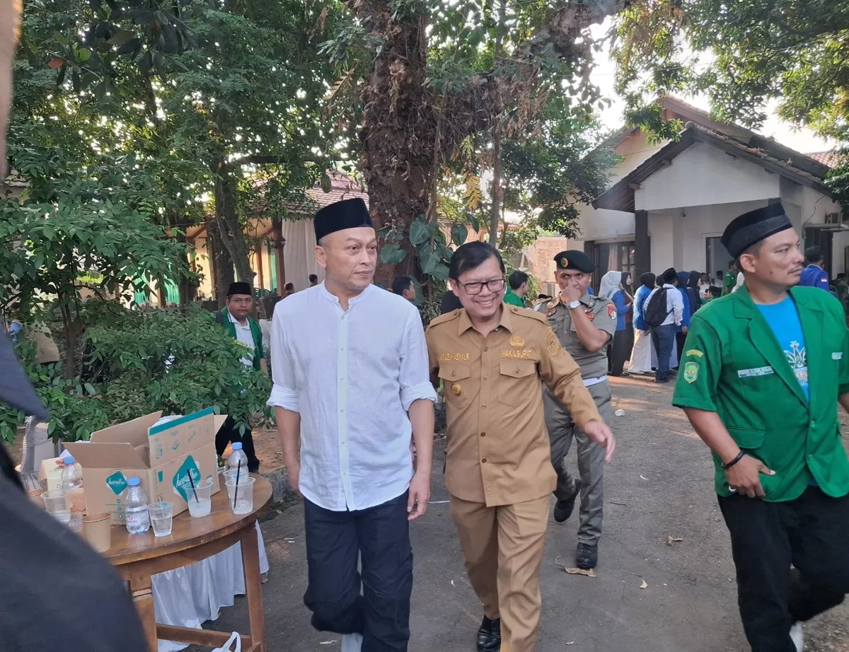 Wakil Bupati Subang Agus Masykur Rosyadi atau Kang Akur (kanan) bersama tokoh masyarakat sekaligus shohibul bait, H. Urip Soeprianto atau Bos Urip, saat menghadiri kaderisasi GP Ansor Jawa Barat di Cigarukgak, Subang, Selasa 11 Agustus 2026