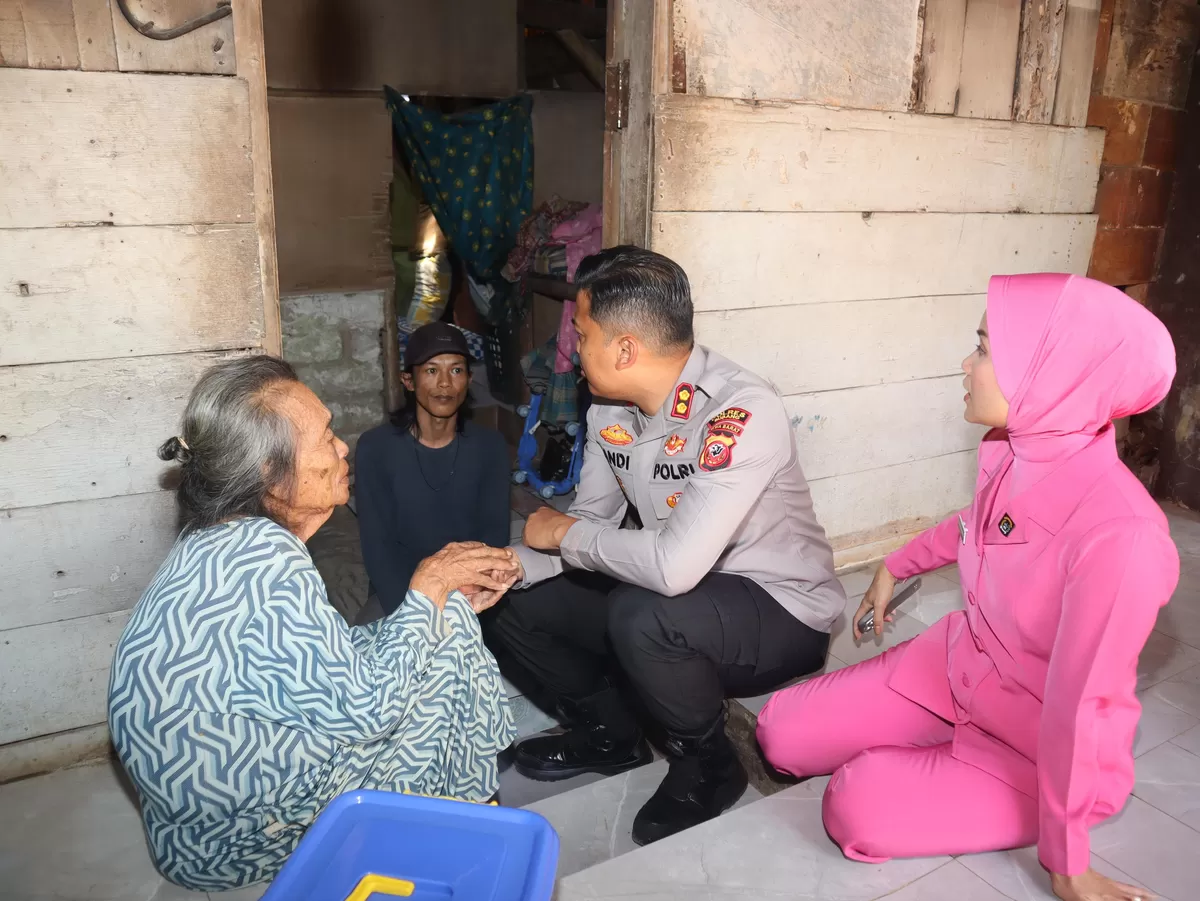 Kapolres Subang AKBP Andi Purwanto bersilaturahmi dan memberikan bantuan kepada seorang lansia, Rabu 12 Agustus 2026 (Dok. Istimewa)
