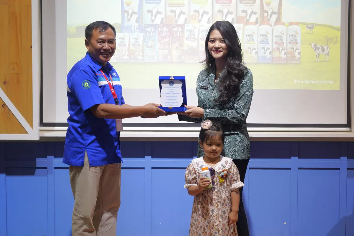 Ketua TP PKK Kabupaten Subang Ega Anjani Reynaldy (kanan) menerima cenderamata dari PT Global Dairi Alami dalam kunjungan untuk memperkuat sinergi dan kolaborasi program CSR bagi masyarakat Subang, Kamis, 13 Agustus 2026 (Dok. Istimewa)