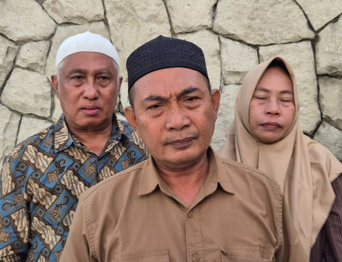 Orang tua almarhum Affan Kurniawan, Zulkifli, bersama istri dan kuasa hukum keluarga menyampaikan imbauan agar tidak digelar peringatan satu tahun kematian Affan secara berlebihan dan meminta masyarakat cukup mendoakan almarhum (Dok. Istimewa)