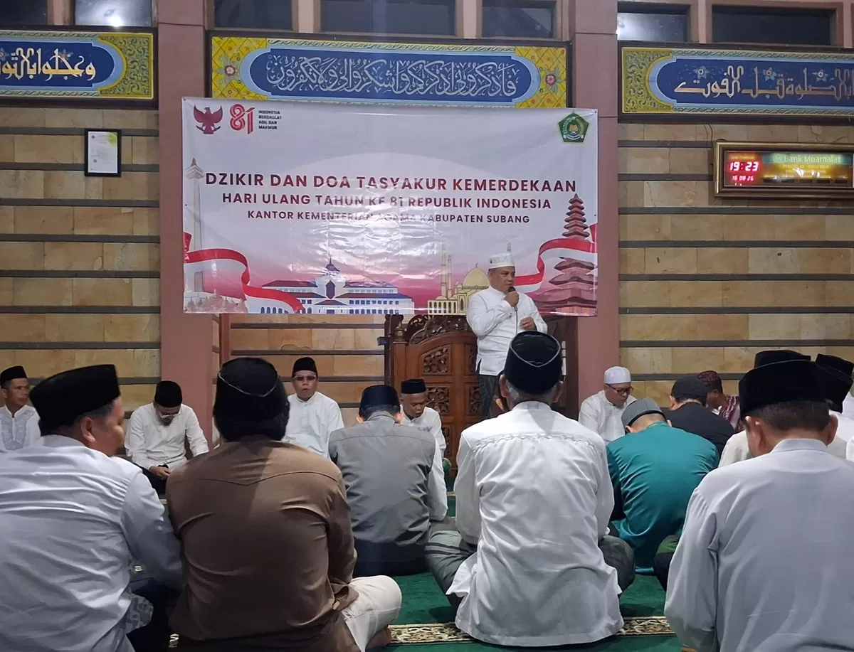 Kepala Kemenag Subang, H. Badruzaman, menyampaikan pesan dalam kegiatan Dzikir dan Doa Tasyakur Kemerdekaan HUT ke-81 Republik Indonesia di Masjid Al-Gufron Kemenag Subang, Minggu 16 Agustus 2026 malam