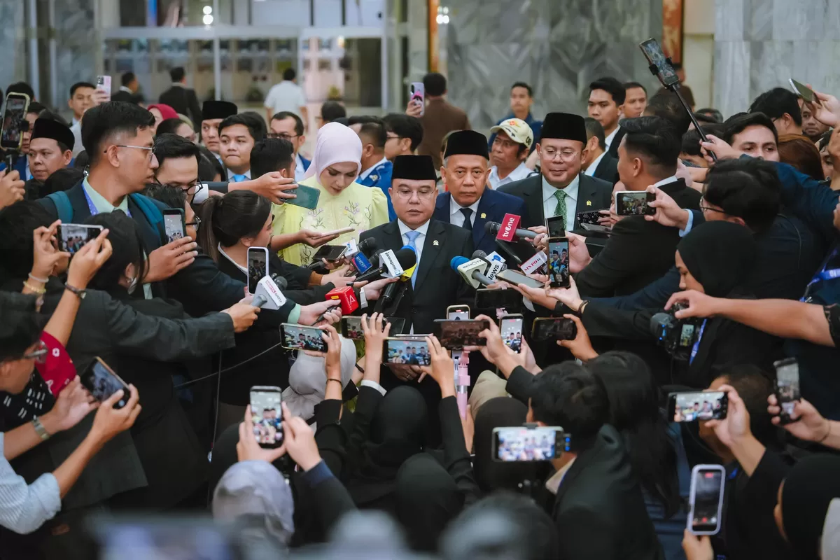 Wakil Ketua DPR RI Sufmi Dasco Ahmad memberikan keterangan kepada awak media di tengah kepungan wartawan di Kompleks Parlemen, Jakarta (Dok. Istimewa)