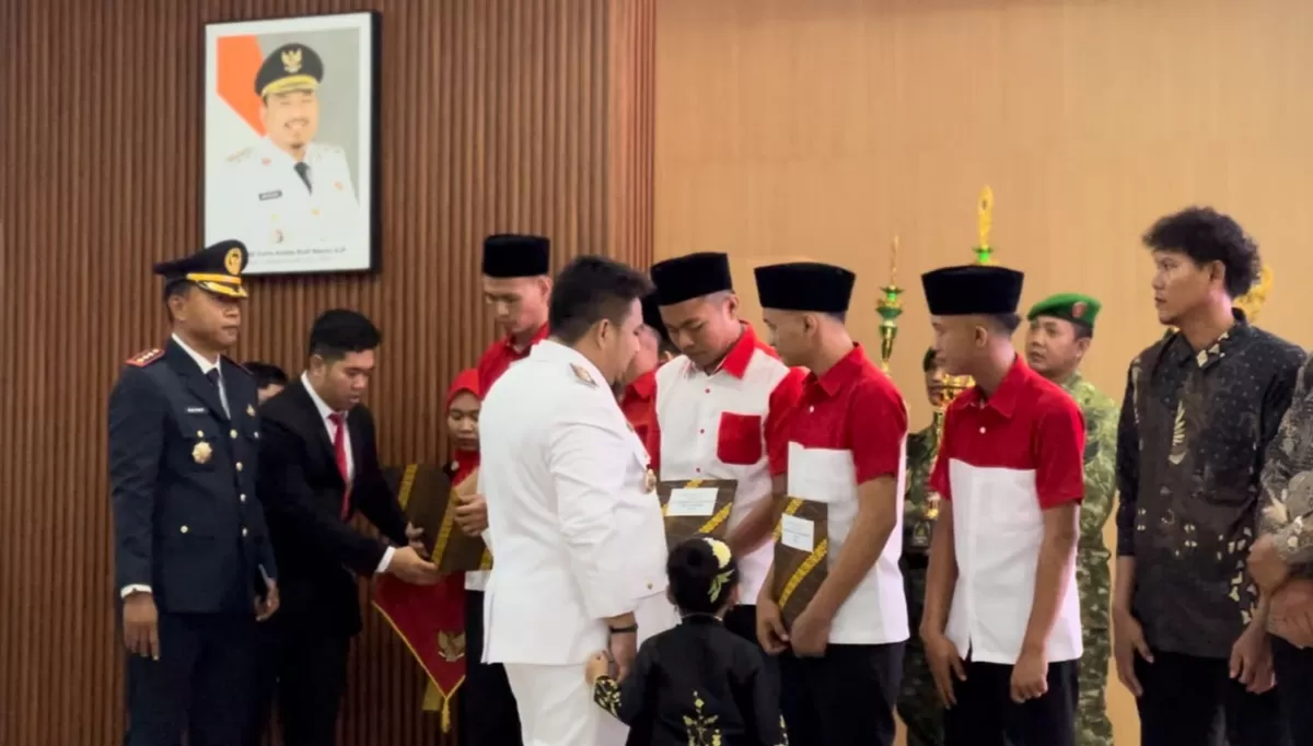 Bupati Subang Reynaldy Putra Andita Budi Raemi menyerahkan remisi secara simbolis kepada perwakilan warga binaan Lapas Kelas IIA Subang dalam rangka HUT ke-81 Kemerdekaan RI di Pemda Kabupaten Subang, Senin  17 Agustus 2026 (Dok. Istimewa)