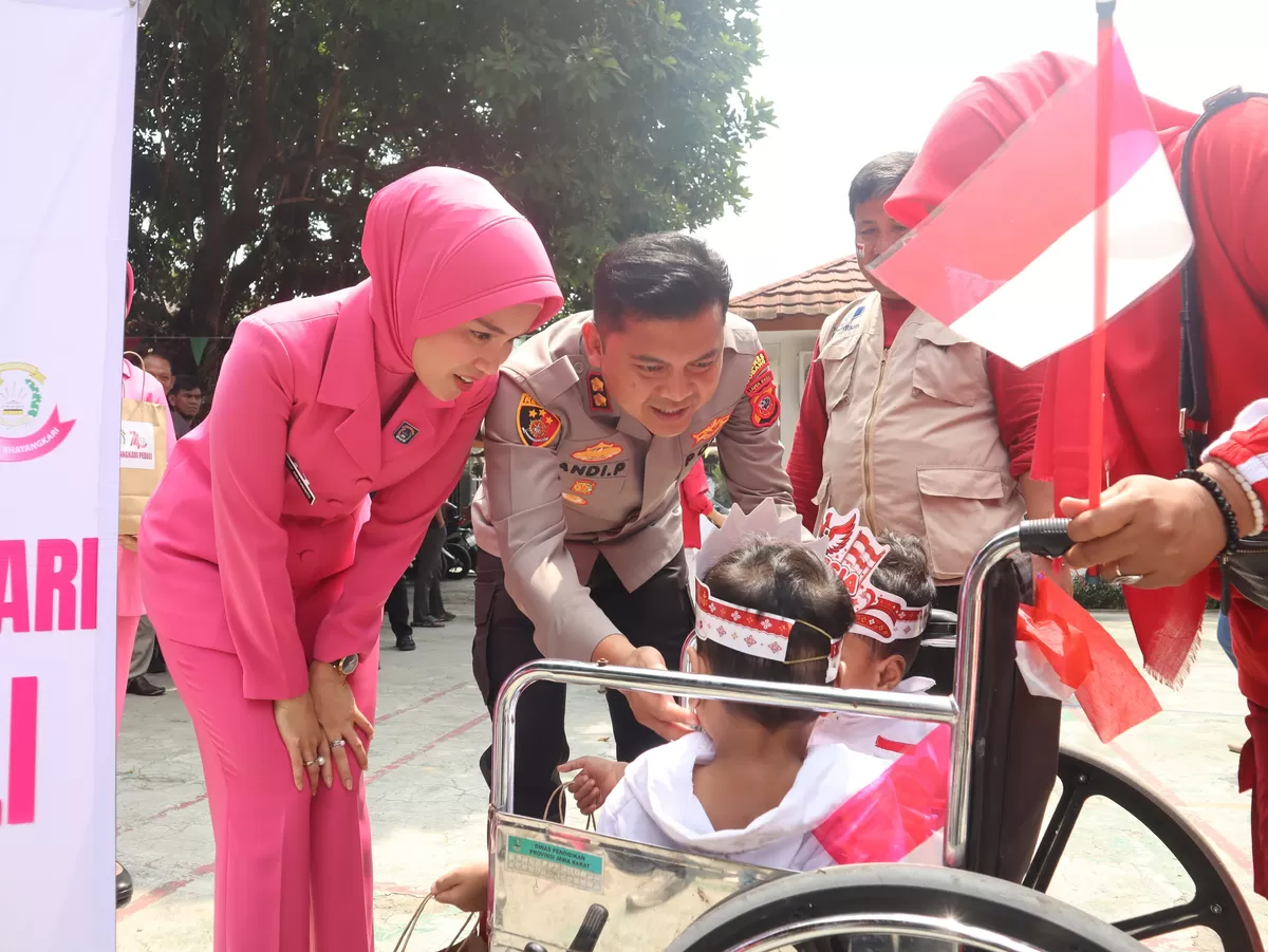 Kapolres Subang AKBP Andi Purwanto bersama Ketua Bhayangkari Cabang Subang Echy Andi saat menyapa siswa kembar siam SLB Negeri Trituna Subang, Selasa, 18 Agustus 2026 (Dok. Istimewa)