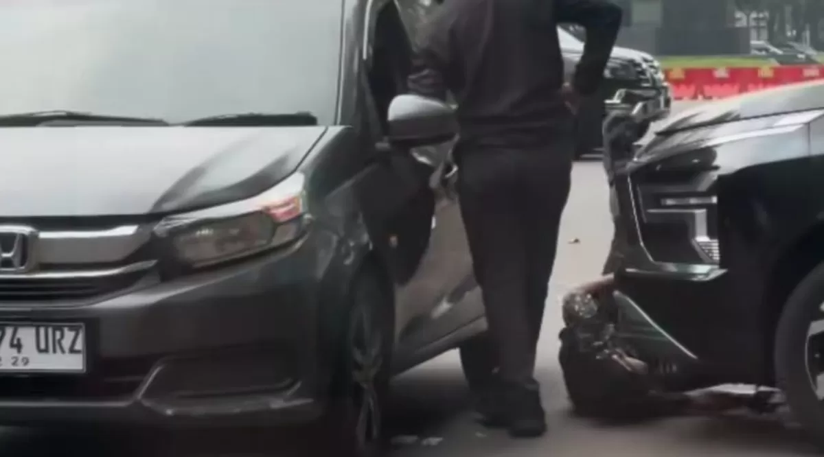 Dugaan oknum gesek nomor rangka mobil di kawasan parkiran GBK, Jakarta Pusat (Threads/dr.debby_linn)
