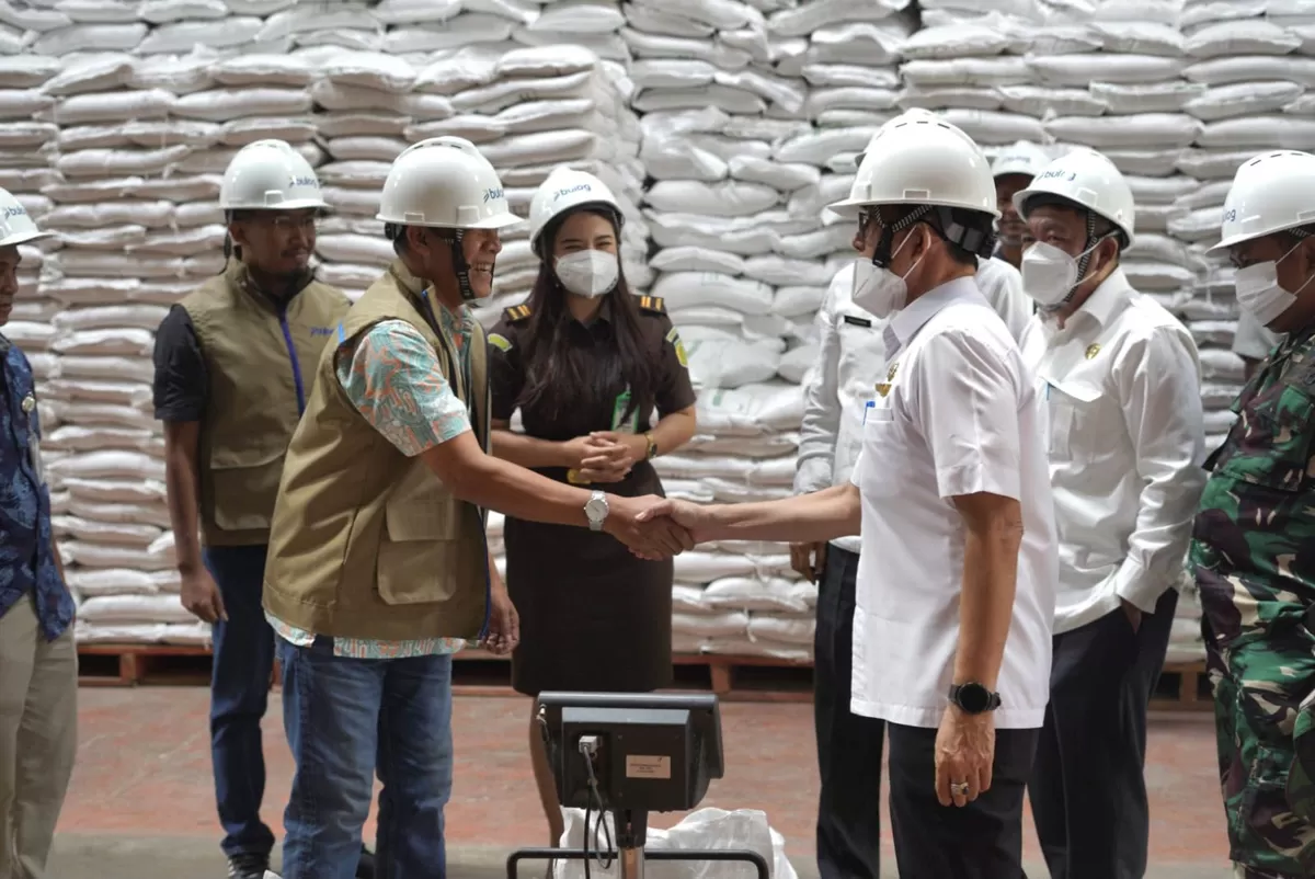 Sekda Subang Asep Nuroni (kanan) bersama jajaran dan pihak terkait mengecek langsung kualitas beras bantuan pangan di Gudang Bulog Subang, Rabu, 19 Agustus 2026 (Dok. Istimewa)