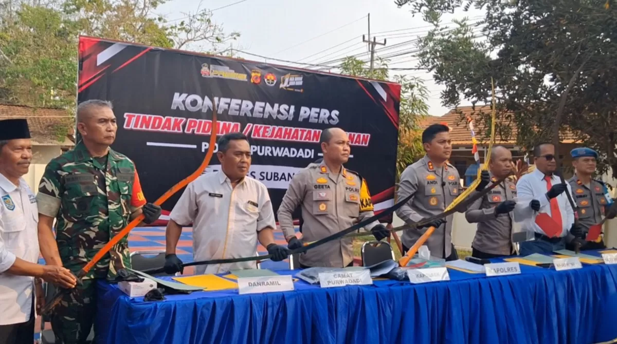 Kapolres Subang AKBP Andi Purwanto (keempat dari kanan) bersama jajaran menunjukkan barang bukti kepada awak media dalam konferensi pers pengungkapan kasus pengeroyokan teknisi WiFi di Mapolsek Purwadadi, Subang, Rabu 19 Agustus 2026