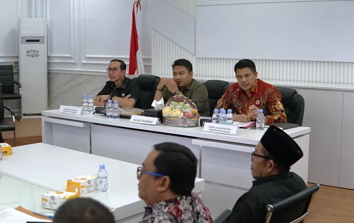 Bupati Subang sekaligus Ketua Tim GTRA Kabupaten Subang, Reynaldy Putra Andita Budi Raemi atau Kang Rey, saat memimpin rapat koordinasi Gugus Tugas Reforma Agraria Kabupaten Subang Tahun 2026, Kamis, 20 Agustus 2026 (Dok. Istimewa)