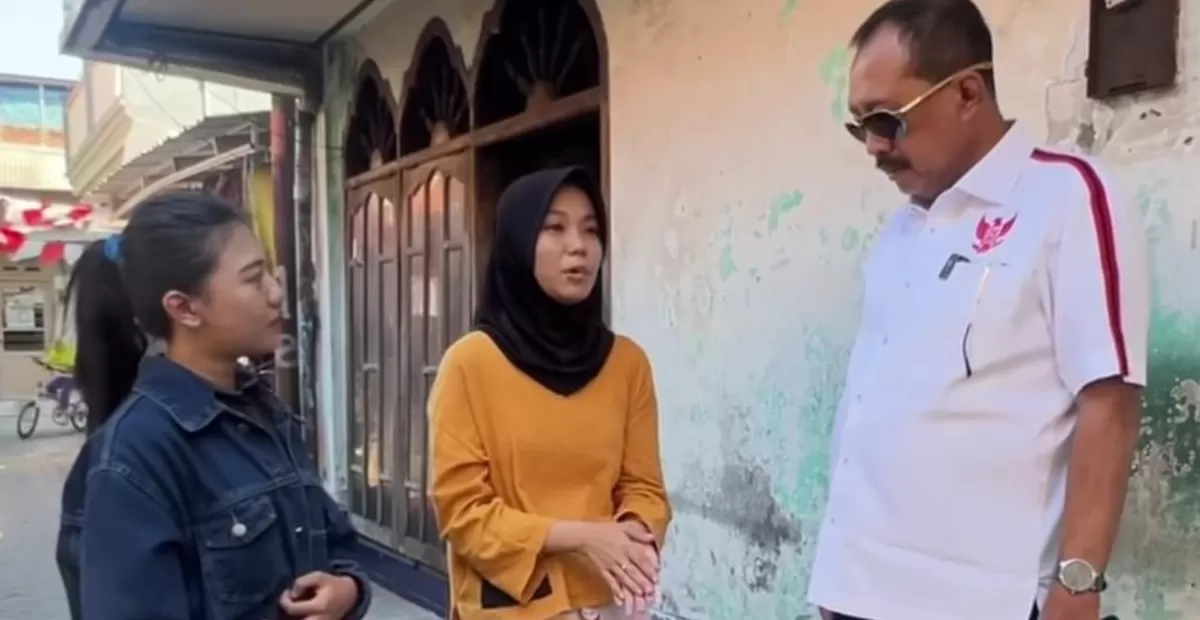 Mahasiswi berprestasi Unesa mengeluhkan perbedaan desil yang sempat jadi kendala mengajukan beasiswa pada Wakil Wali Kota Surabaya Armuji (Instagram/cakj1)