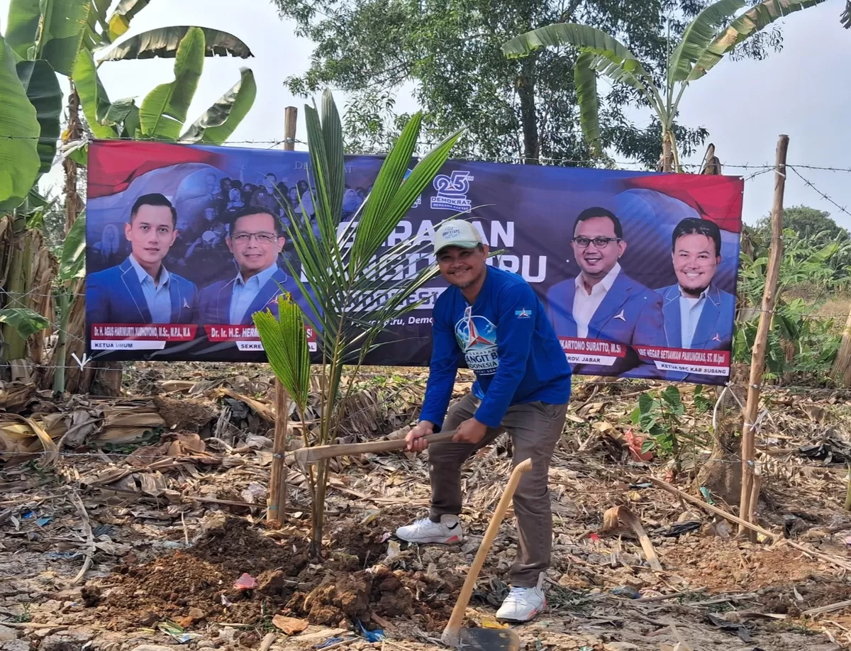 Ketua DPC Partai Demokrat Kabupaten Subang Arif Hegar Setiawan menanam pohon dalam kegiatan Gerakan Langit Biru Indonesia Asri di sekitar tanggul tanah Situ Sukamelang, Kelurahan Sukamelang, Kecamatan Subang, Jumat, 21 Agustus 2026