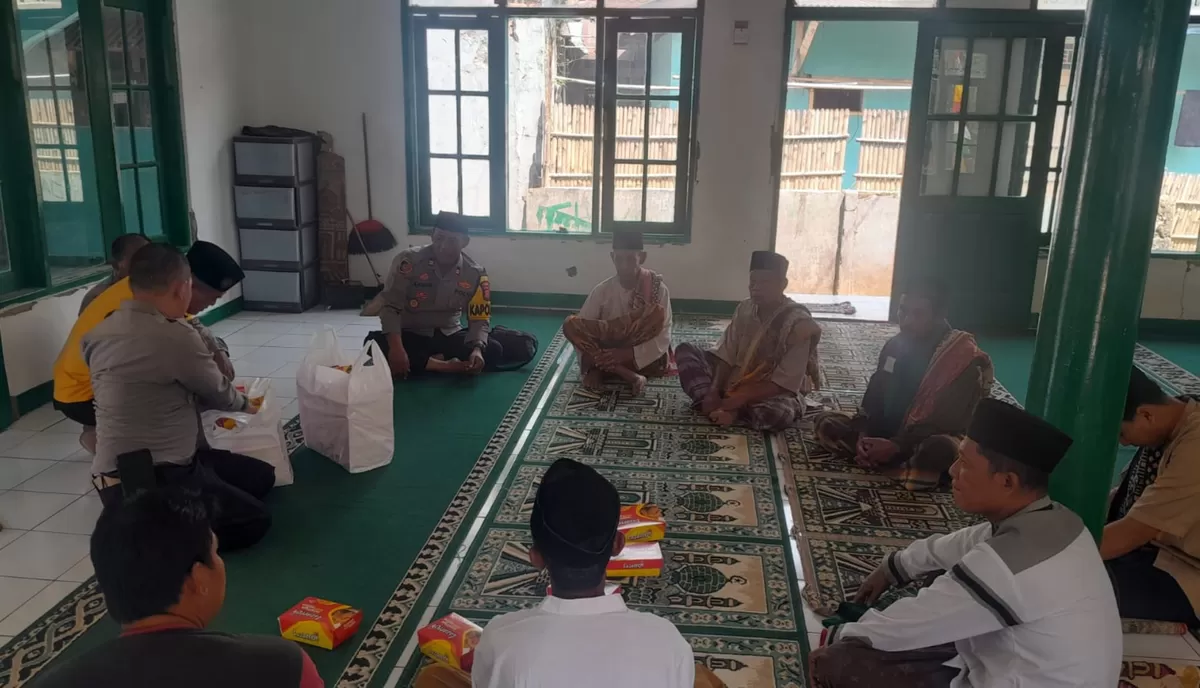 Kapolsek Cibogo Iptu H. Dedi Rudiana memimpin kegiatan Jumat Curhat sekaligus Jumat Berkah dengan membagikan makanan siap saji kepada jamaah di Masjid Al Ikhlas, Desa Sumurbarang, Kecamatan Cibogo, Subang, Jumat, 21 Agustus 2026