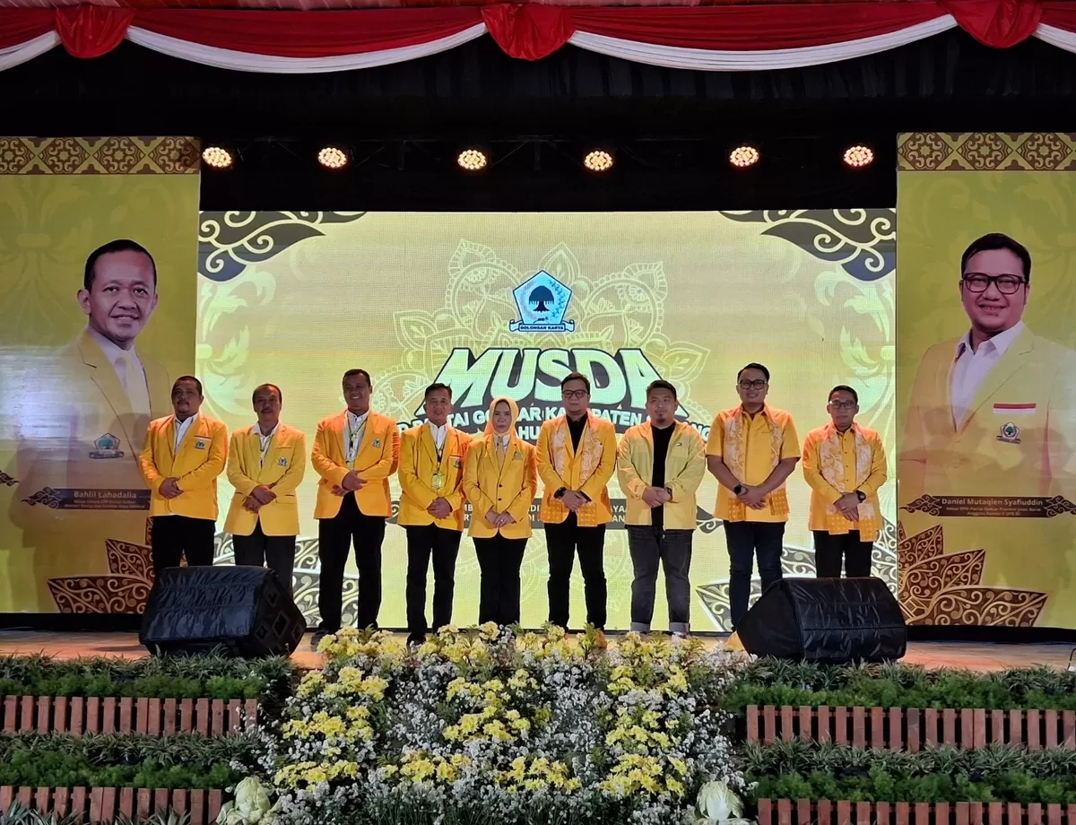 Elita Budiati (tengah) kembali dipercaya memimpin Dewan Pimpinan Daerah (DPD) Partai Golkar Kabupaten Subang periode 2026-2031 dalam Musda ke-11 DPD Partai Golkar Kabupaten Subang, Minggu, 23 Agustus 2026
