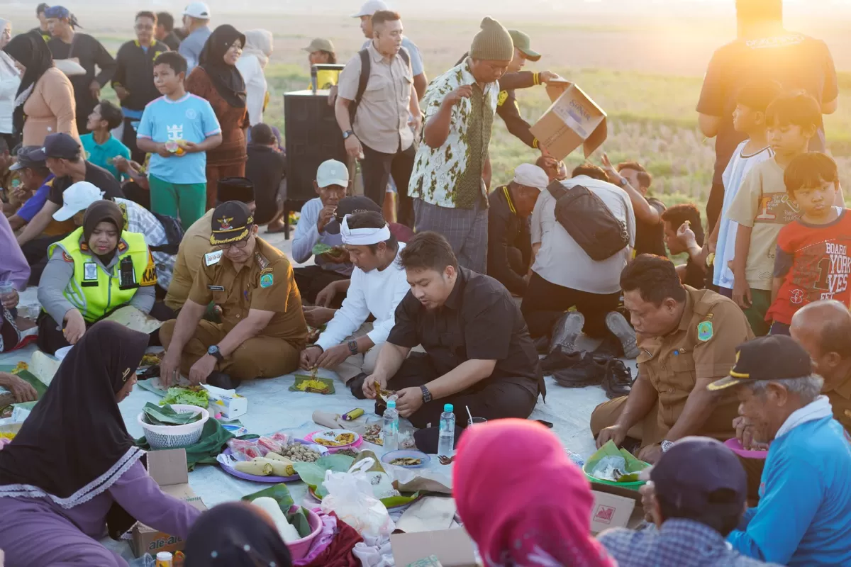 Kang Rey duduk dan makan bersama warga Desa Bobos, Kecamatan Legonkulon, dalam syukuran selesainya perbaikan jalan Bobos-Rancadaka. Momen kebersamaan itu berlangsung pada Senin, 24 Agustus 2026 (Dok. Istimewa)