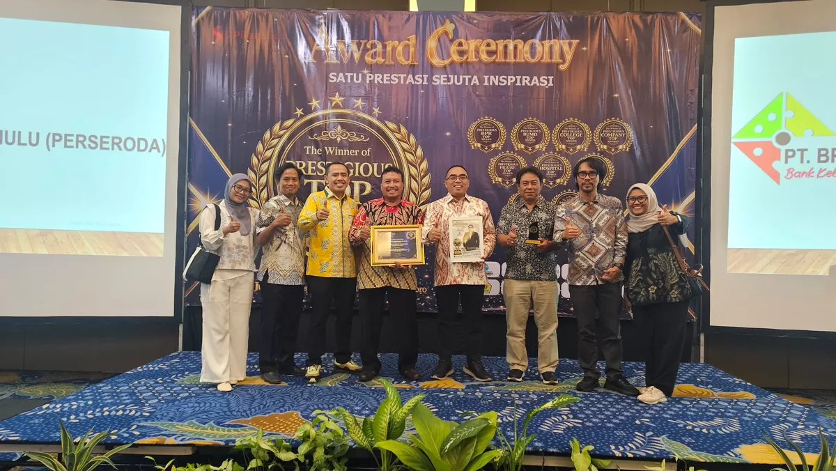 Direktur Utama Perumda Air Minum Tirta Rangga Subang Lukman Nurhakim (keempat dari kanan) beserta jajaran menerima penghargaan TOP BUMD 2026 di Jambuluwuk Malioboro Hotel Yogyakarta, Jumat, 21 Agustus 2026 (Dok. Istimewa)