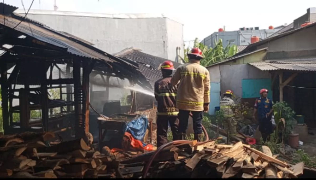 Petugas pemadam kebakaran berjibaku memadamkan api yang membakar pabrik tahu di Blok Sukaasih II, Kelurahan Karanganyar, Kecamatan Subang, Rabu, 26 Agustus 2026