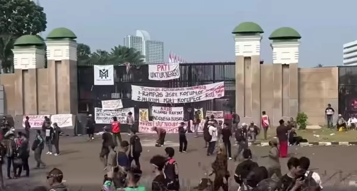 Situasi demo 27 Agustus 2026 di depan Gedung DPR/MPR RI (Threads/ilhampid)