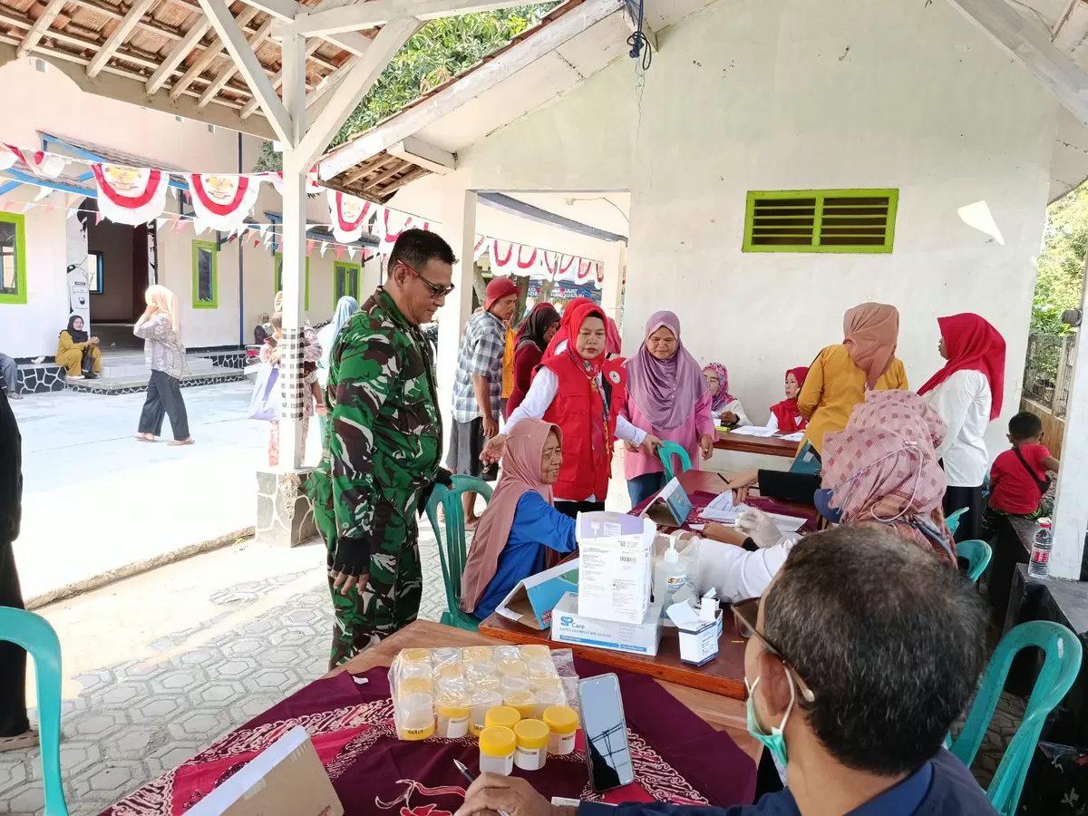 Danramil 0511 Pusakanagara Kapten Inf R. Herry Arfiantono turut memonitor langsung kegiatan tracing TBC dan Cek Kesehatan Gratis yang diikuti sekitar 100 warga Desa Mundusari, Kecamatan Pusakanagara, Kabupaten Subang, Kamis 27 Agustus 2026 (Dok. Istimewa)