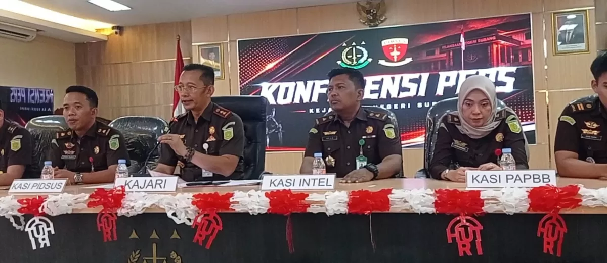 Kepala Kejari Subang Noordien Kusumanegara (keempat dari kanan) menyampaikan keterangan terkait penggeledahan tiga lokasi dalam penyidikan dugaan mafia pupuk bersubsidi di Kabupaten Subang, Kamis 27 Agustus 2026