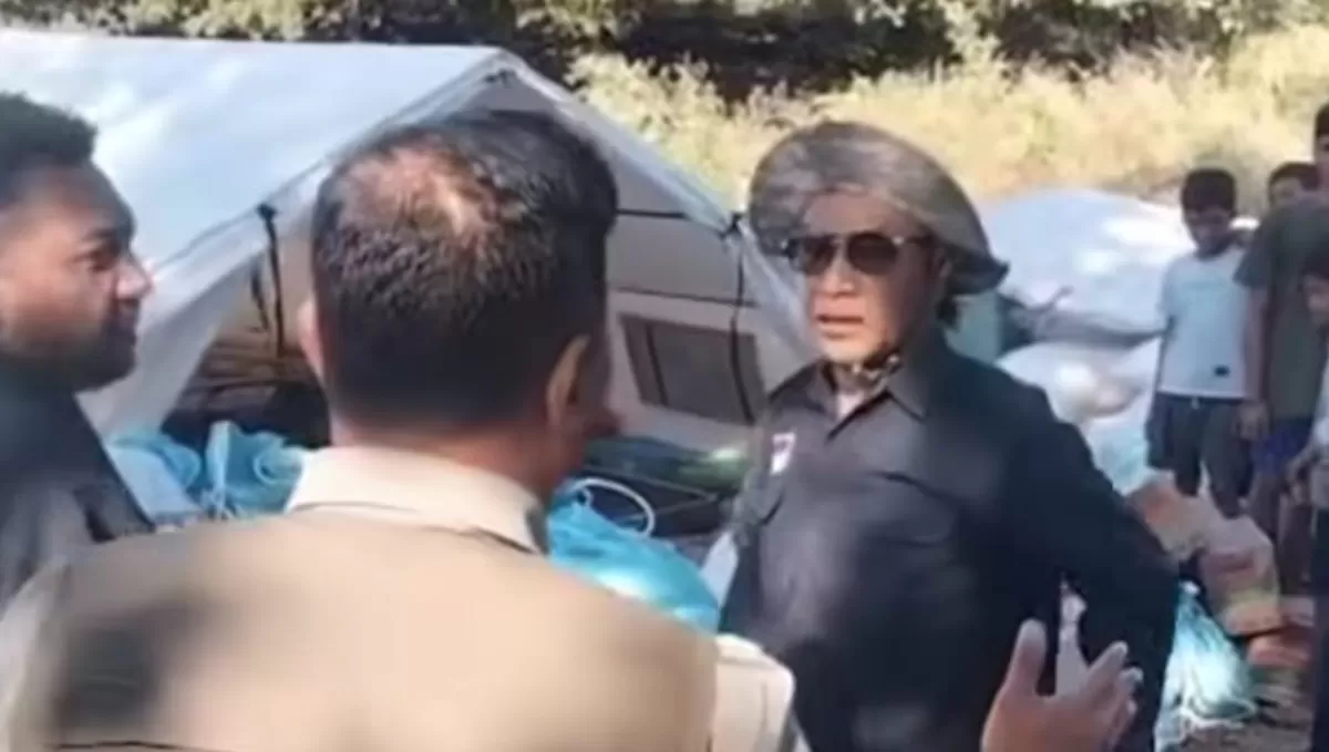 Camat Lamba Leda Utara, Agustinus Supratman saat memarahi petugas BNPB terkait distribusi bantuan korban gempa NTT (Instagram/jakarta.global.city)
