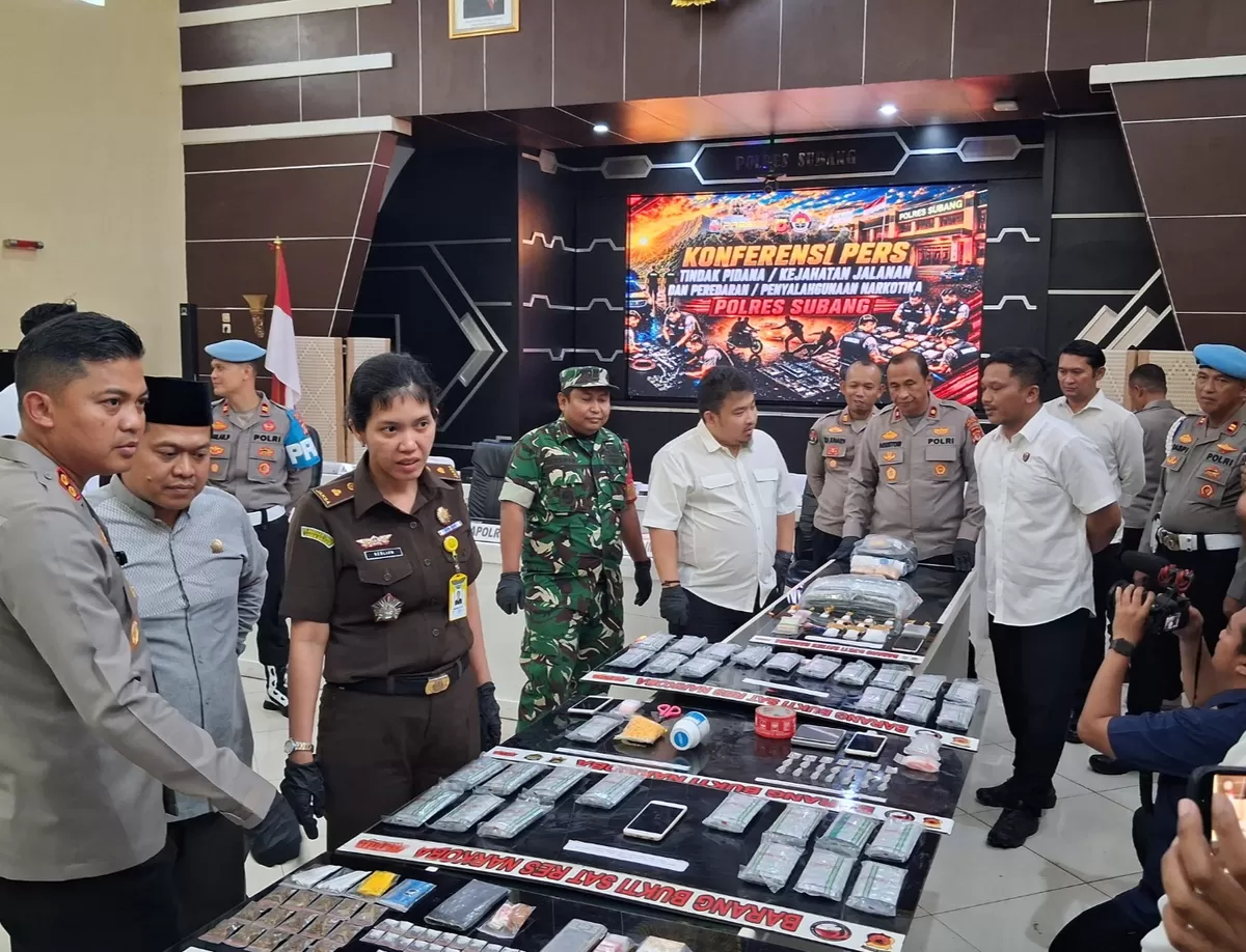 Bupati Subang Reynaldy Putra Andita Budi Raemi (Kang Rey), Kapolres Subang AKBP Andi Purwanto, serta unsur Forkopimda melihat barang bukti yang ditampilkan dalam konferensi pers pengungkapan sejumlah kasus kriminal dan narkoba di Aula Patriatama Polres Subang, Senin, 31 Agustus 2026