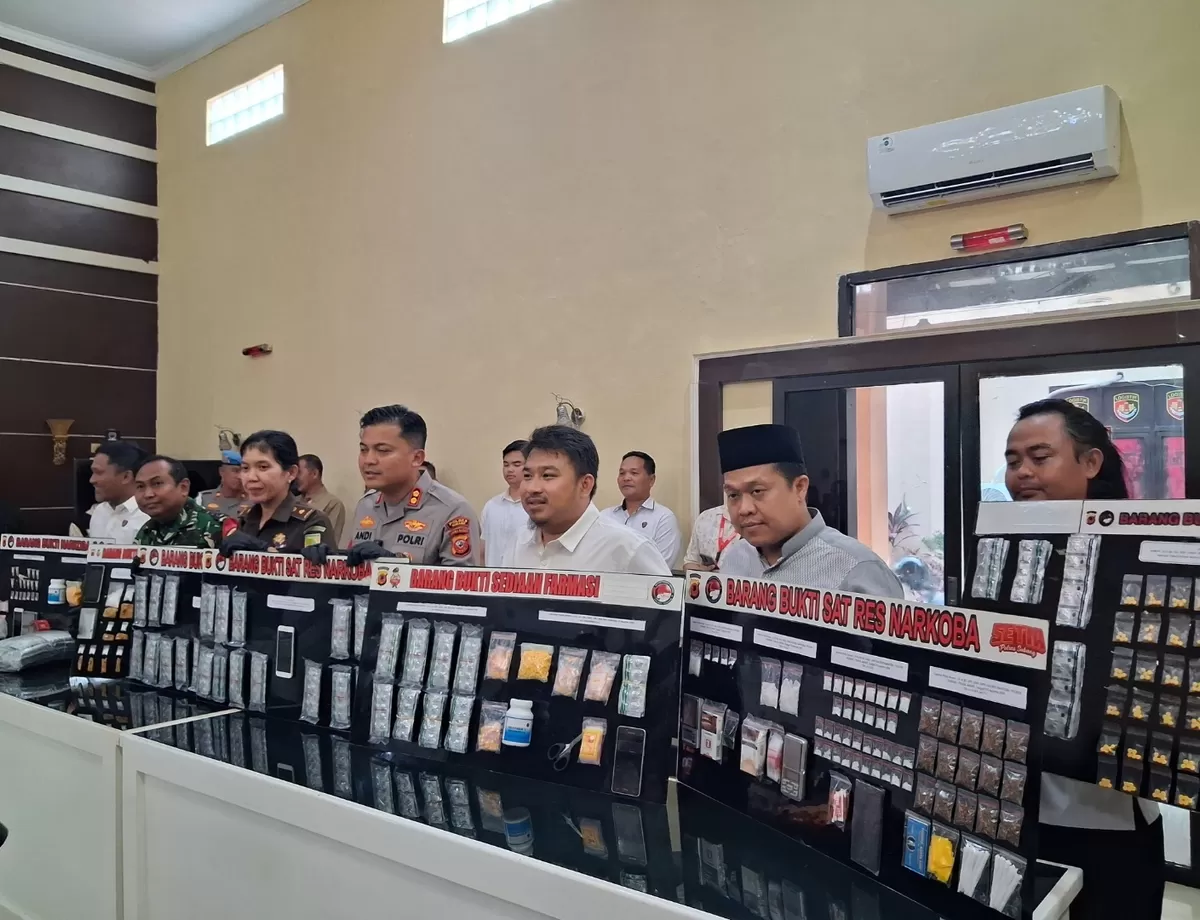 Bupati Subang Reynaldy Putra Andita Budi Raemi (Kang Rey) didampingi Kapolres Subang AKBP Andi Purwanto menunjukkan barang bukti hasil pengungkapan kasus kejahatan jalanan dan peredaran serta penyalahgunaan narkotika kepada awak media di Mapolres Subang, Senin, 31 Agustus 2026