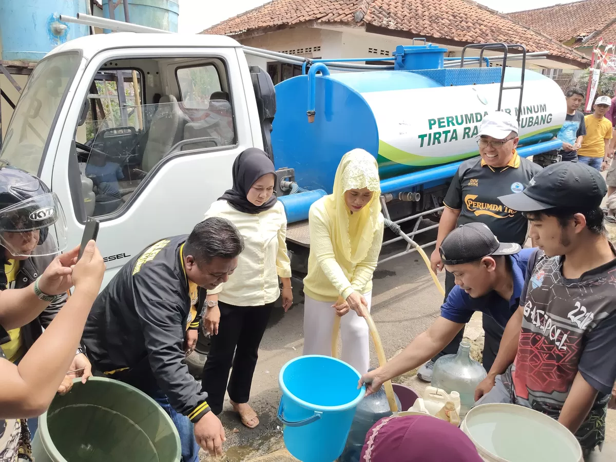 Direktur Utama Perumda Air Minum Tirta Rangga Subang, Lukman Nurhakim, turut mendampingi anggota DPR RI Komisi I, Hj. Elita Budiarti, membagikan air bersih kepada warga terdampak krisis air di Cinungku, Subang, Sabtu, 29 Agustus 2026 (Dok. Istimewa)