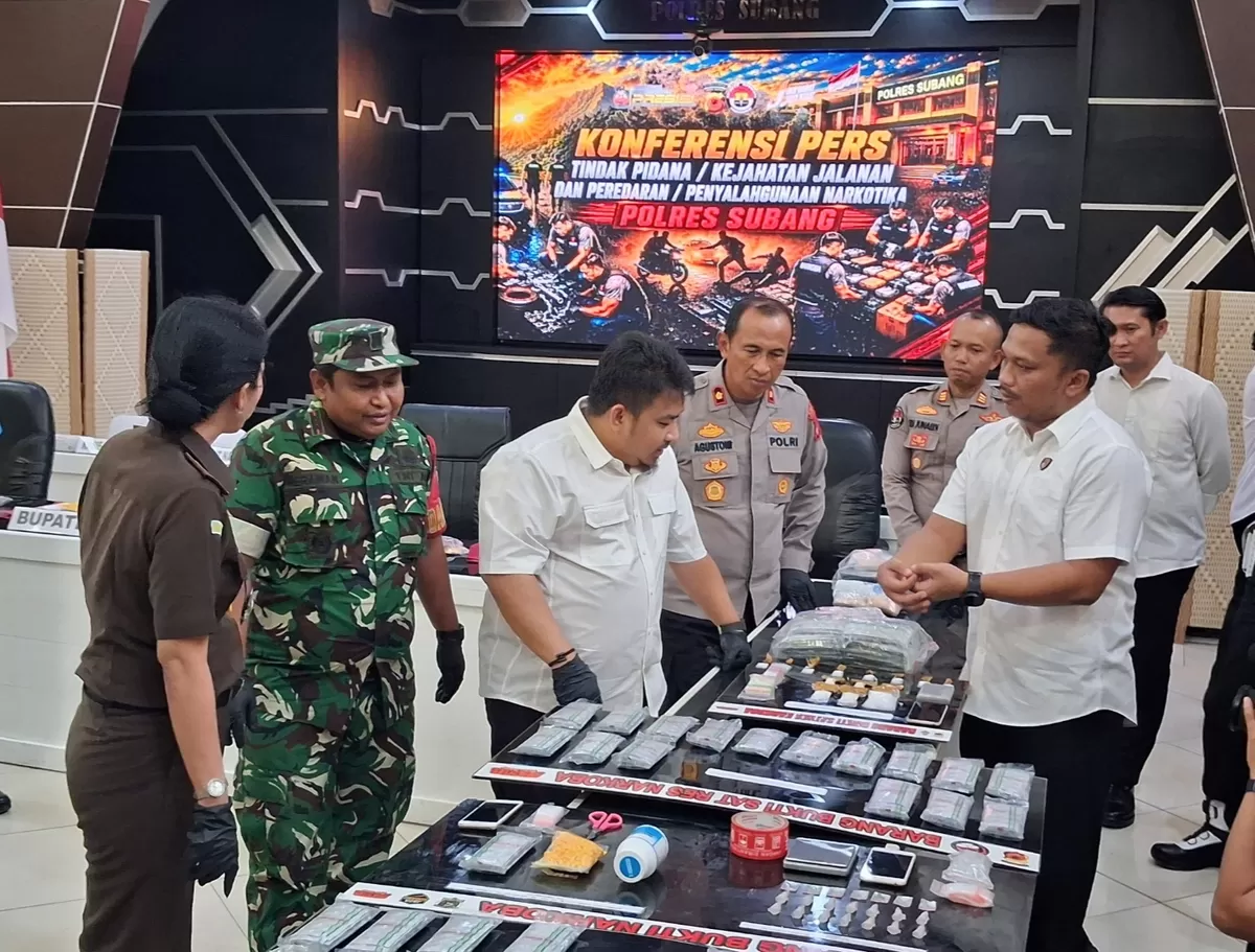 Bupati Subang Reynaldy Putra Andita Budi Raemi (Kang Rey) melihat barang bukti hasil pengungkapan kasus kejahatan jalanan dan peredaran serta penyalahgunaan narkotika yang ditampilkan dalam konferensi pers Polres Subang di Aula Patriatama, Mapolres Subang, Senin, 31 Agustus 2026