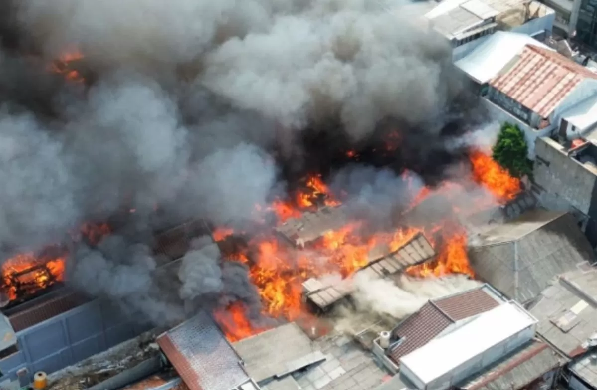 Kobaran api yang membabat 114 unit rumah di Batu Ceper, dilokalisir tim pemadam kebakaran sekitar pukul 16.17 WIB, dengan melibatkan 27 unit mobil (Threads/@dewisukmawatisiregar)