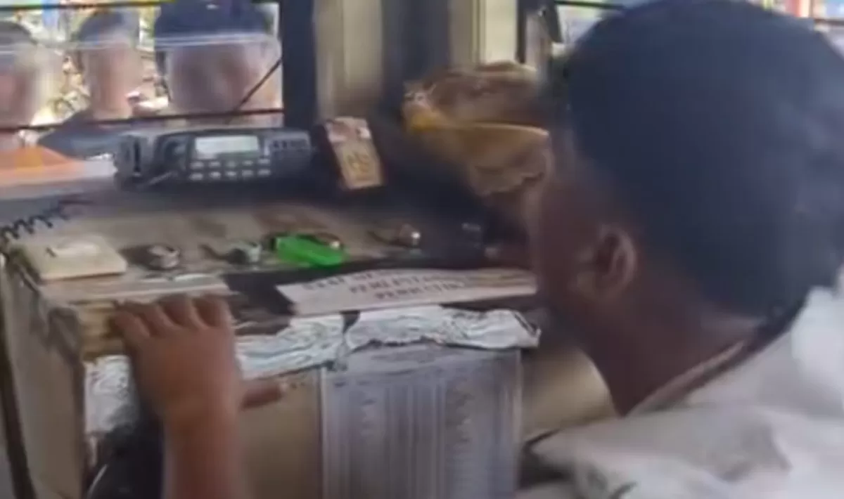 Petugas palang pintu perlintasan KA di Dekoro, Pekalongan, Jawa Tengah diduga tidur saat kereta lewat (Instagram/railfanssindo)