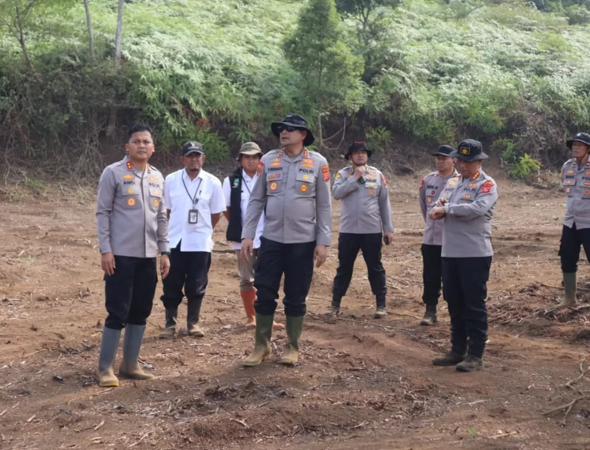 Kapolda Jawa Barat Irjen Pol. Dr. Pipit Rismanto didampingi Kapolres Subang AKBP Andi Purwanto meninjau lahan program ketahanan pangan penanaman bawang putih di Area Blok Dozer PTPN Kebun Ciater, Kabupaten Subang, Rabu, 2 September 2026 (Dok. Istimewa)